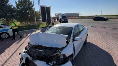 Eskil ilçesinde meydana gelen trafik kazasında, bir otomobilin kamyona arkadan