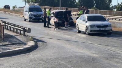 Eskişehir’de bir otomobil refüje çıkarak yola sızan yağ nedeniyle diğer