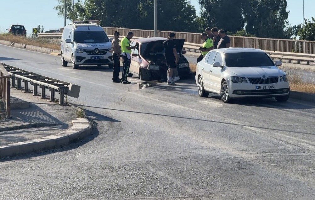 Eskişehir’de bir otomobil refüje çıkarak yola sızan yağ nedeniyle diğer
