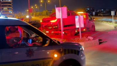 Adıyaman ilinde bir sürücü, aracın direksiyon kontrolünü kaybederek refüje çıkarak