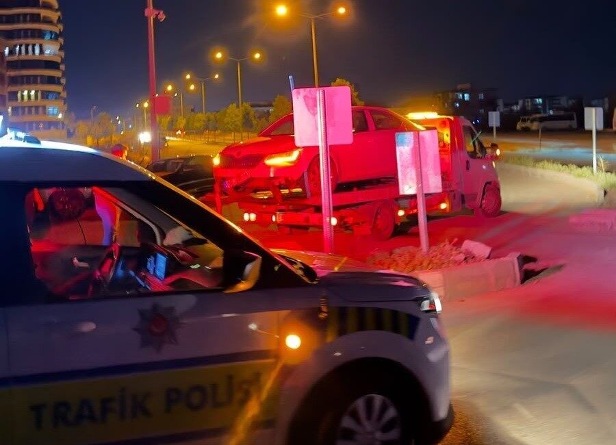 Adıyaman ilinde bir sürücü, aracın direksiyon kontrolünü kaybederek refüje çıkarak