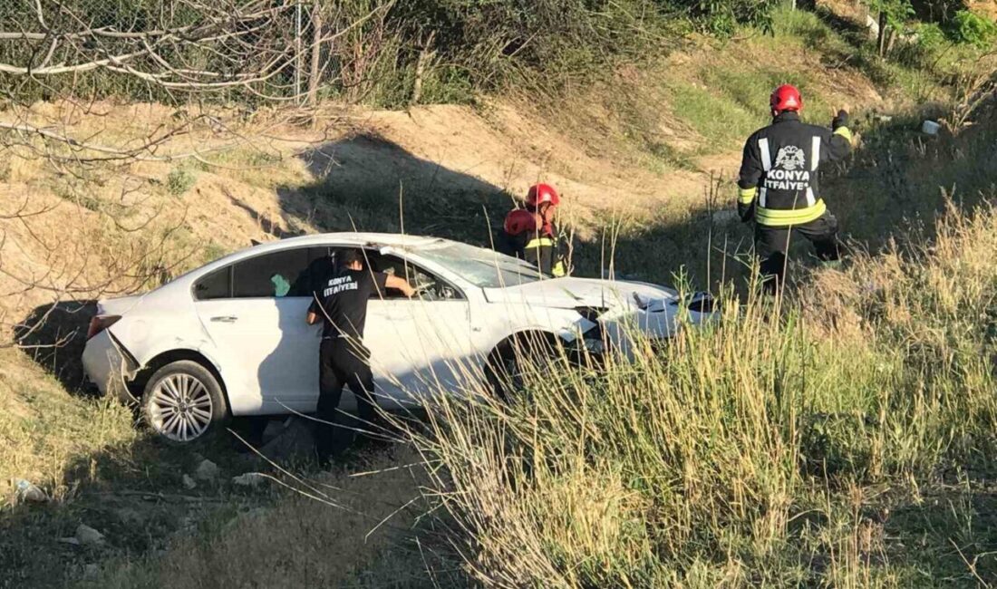Konya’nın Ereğli ilçesinde bir otomobilin refüje çarpması sonucu şarampole yuvarlanması