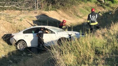 Konya’nın Ereğli ilçesinde bir otomobilin refüje çarpması sonucu şarampole yuvarlanması