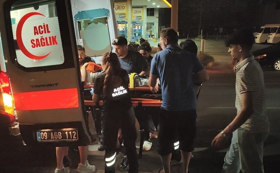 Kuşadası ilçesinde yaşanan trafik kazasında, seyir halindeki bir motosiklete çarpan