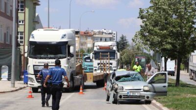 Karaman’da meydana gelen trafik kazasında, otomobilin seyir halindeki bir tıra