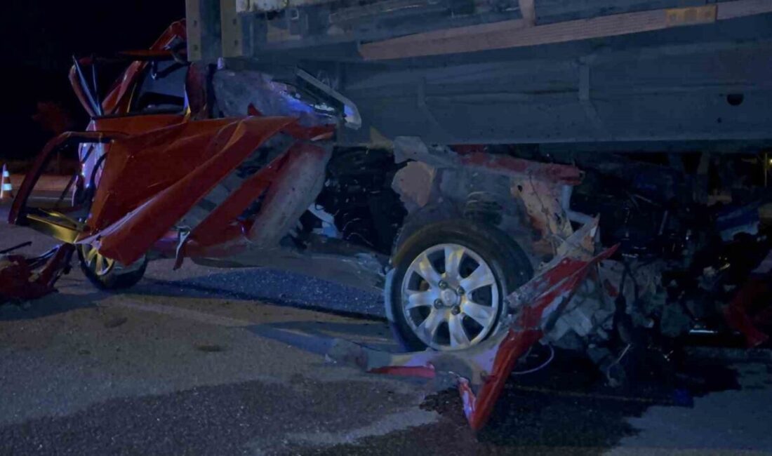 Tokat-Turhal karayolunda meydana gelen trafik kazasında bir otomobil, tırın dorsesine