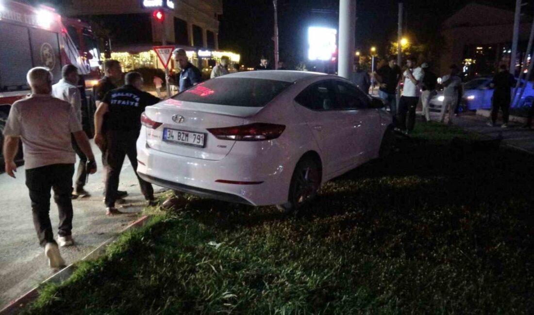 Malatya’da meydana gelen trafik kazasında, bir otomobil trambüs direğine çarptı