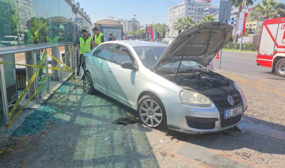 Samsun’un İlkadım ilçesinde meydana gelen kazada otomobil tramvay istasyonuna çarptı
