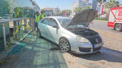 Samsun’un İlkadım ilçesinde meydana gelen kazada otomobil tramvay istasyonuna çarptı