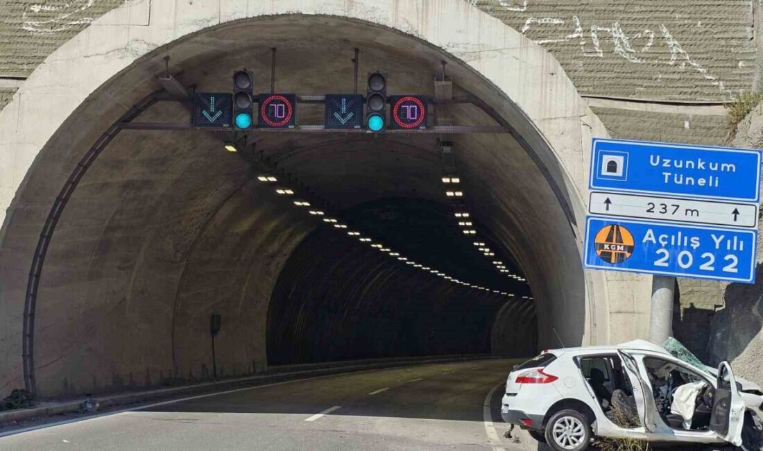 Zonguldak’ta bir otomobilin tünel girişindeki tabela üzerine çıkmasıyla meydana gelen