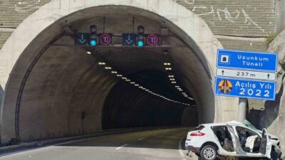 Zonguldak’ta bir otomobilin tünel girişindeki tabela üzerine çıkmasıyla meydana gelen
