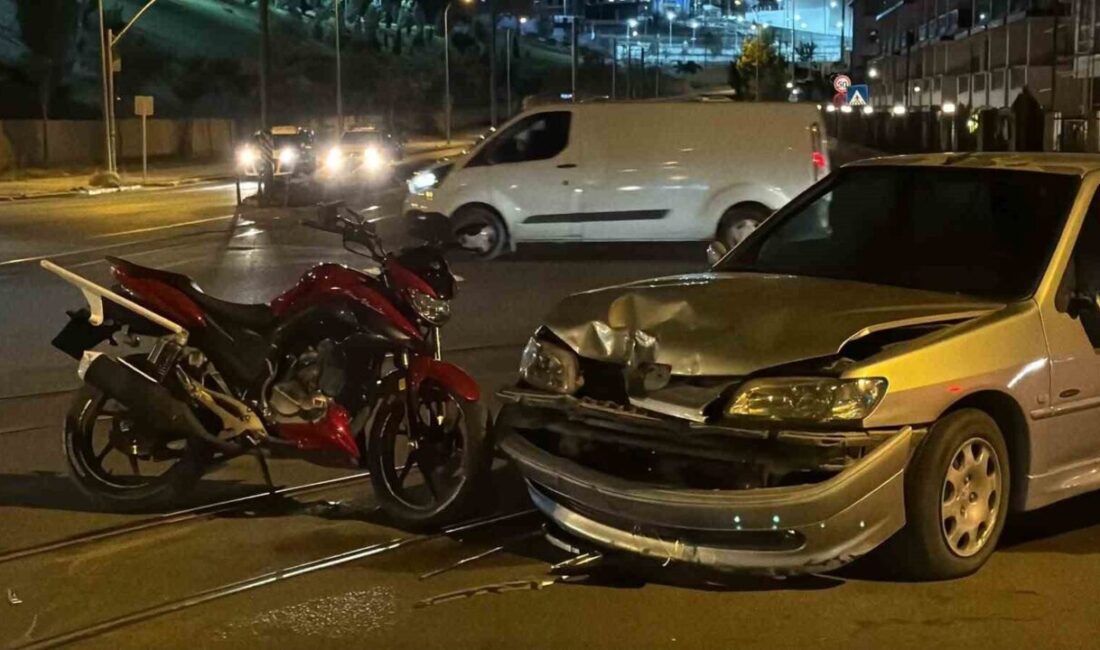 Eskişehir’in Odunpazarı ilçesinde, bir otomobil ile motosikletin kavşakta çarpışması sonucu