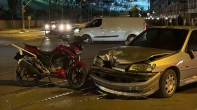 Eskişehir’in Odunpazarı ilçesinde, bir otomobil ile motosikletin kavşakta çarpışması sonucu