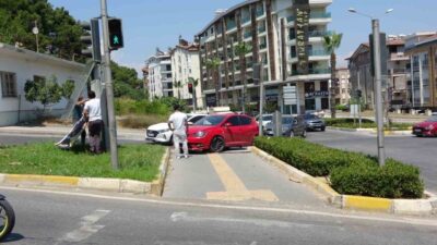 Manavgat ilçesinde gerçekleşen trafik kazasında bir sürücü, otomobilinin direksiyon kontrolünü