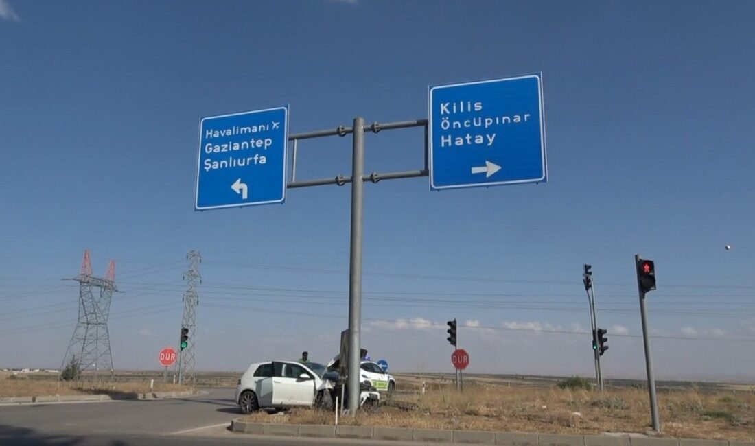 Kilis’te meydana gelen trafik kazasında, bir aracın yön tabelasına çarpması