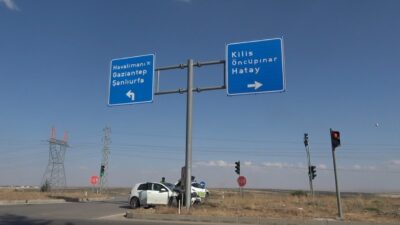 Kilis’te meydana gelen trafik kazasında, bir aracın yön tabelasına çarpması