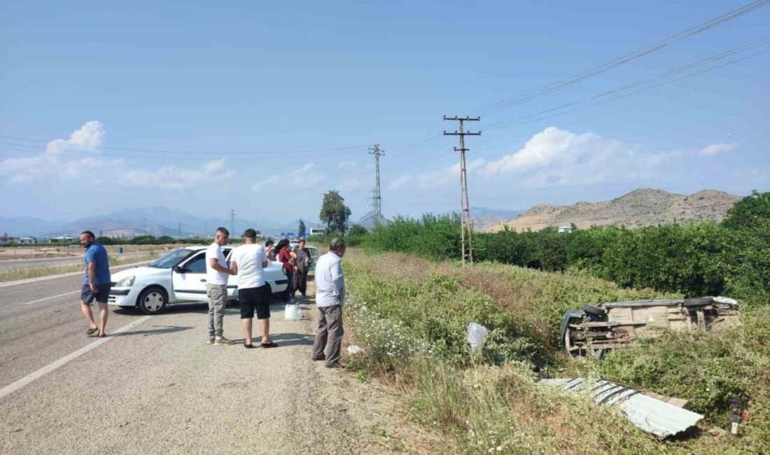 Kozan ilçesinde meydana gelen trafik kazasında otomobilin bahçeye devrildiği olayda