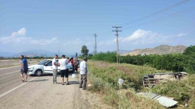 Kozan ilçesinde meydana gelen trafik kazasında otomobilin bahçeye devrildiği olayda