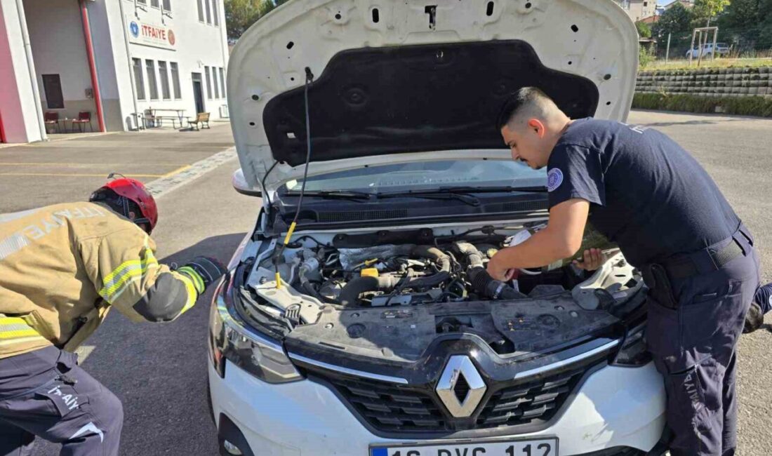 Bursa’da, özel bir aracın motor bölümüne sıkışan bir kediyi kurtarmak