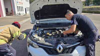 Bursa’da, özel bir aracın motor bölümüne sıkışan bir kediyi kurtarmak