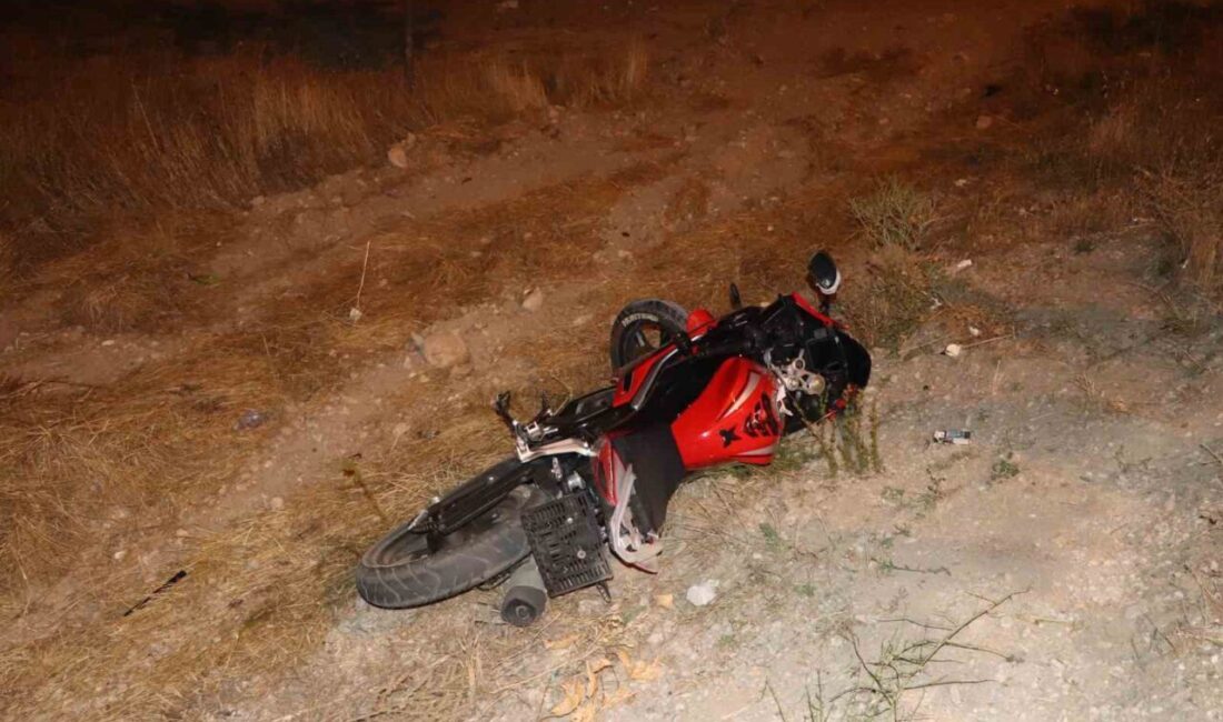 Karaman’da bir motosiklet sürücüsü, otomobille çarpışarak şarampole savrulduğunda yaralandı. Olay