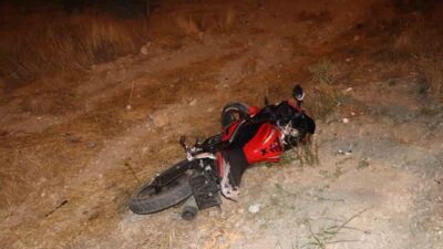 Karaman’da bir motosiklet sürücüsü, otomobille çarpışarak şarampole savrulduğunda yaralandı. Olay