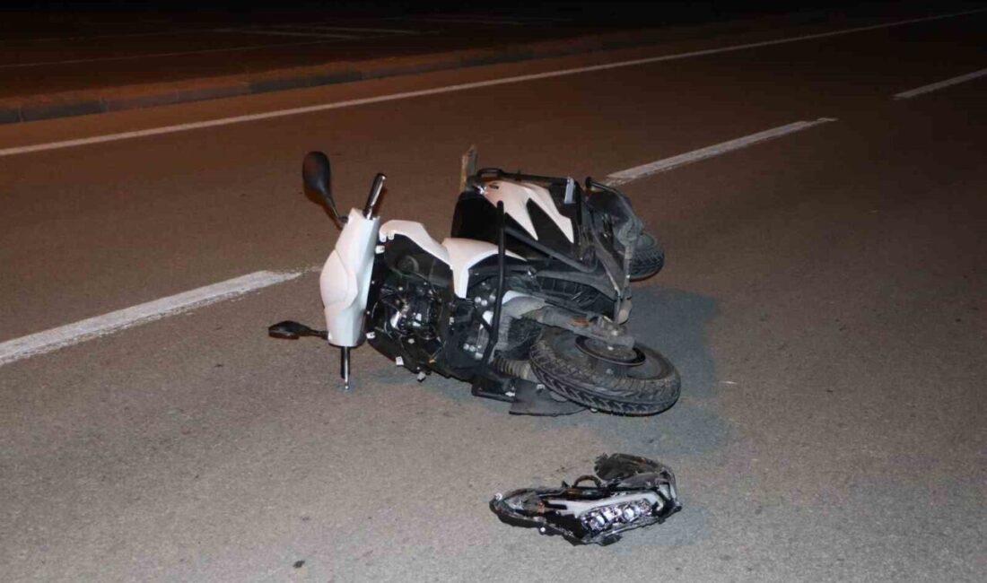 Karaman’da meydana gelen trafik kazasında 2 kişi motosikletleriyle otomobile çarptı
