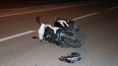 Karaman’da meydana gelen trafik kazasında 2 kişi motosikletleriyle otomobile çarptı