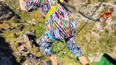Özbekistan’da 80 yaşındaki bir kadının 35 metre yükseklikteki dönme dolaba