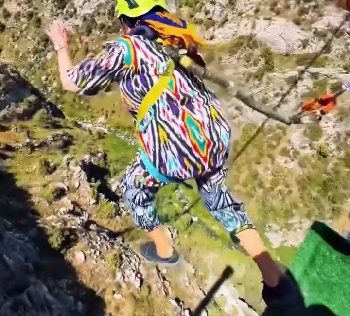 Özbekistan’da 80 yaşındaki bir kadının 35 metre yükseklikteki dönme dolaba
