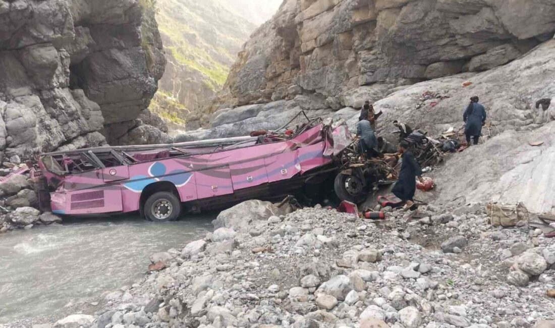 Quetta’dan Peşaver’e seyahat eden bir yolcu otobüsü, Pakistan’ın Belucistan eyaletinde