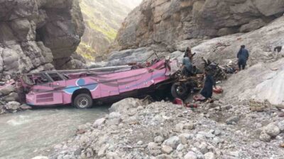 Quetta’dan Peşaver’e seyahat eden bir yolcu otobüsü, Pakistan’ın Belucistan eyaletinde