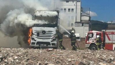 Körfez ilçesinde bulunan tır parkında park halindeki bir çekici, alevlere