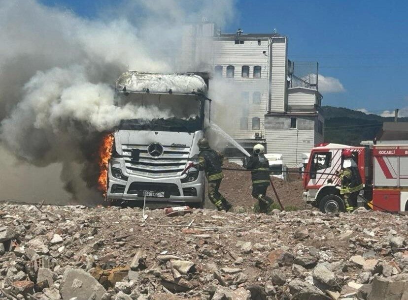 Körfez ilçesinde bulunan tır parkında park halindeki bir çekici, alevlere