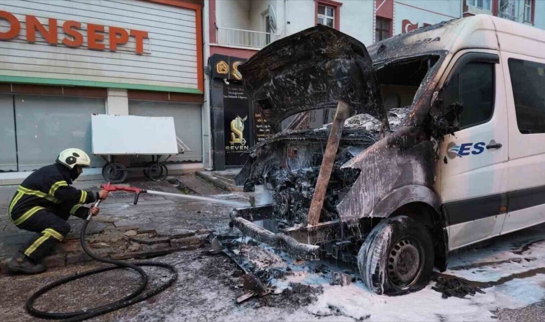 Kırıkkale’de bir minibüsün park halindeyken motor bölümünde çıkan yangın, itfaiye