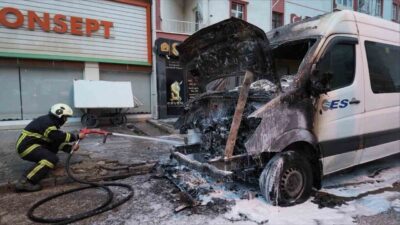 Kırıkkale’de bir minibüsün park halindeyken motor bölümünde çıkan yangın, itfaiye
