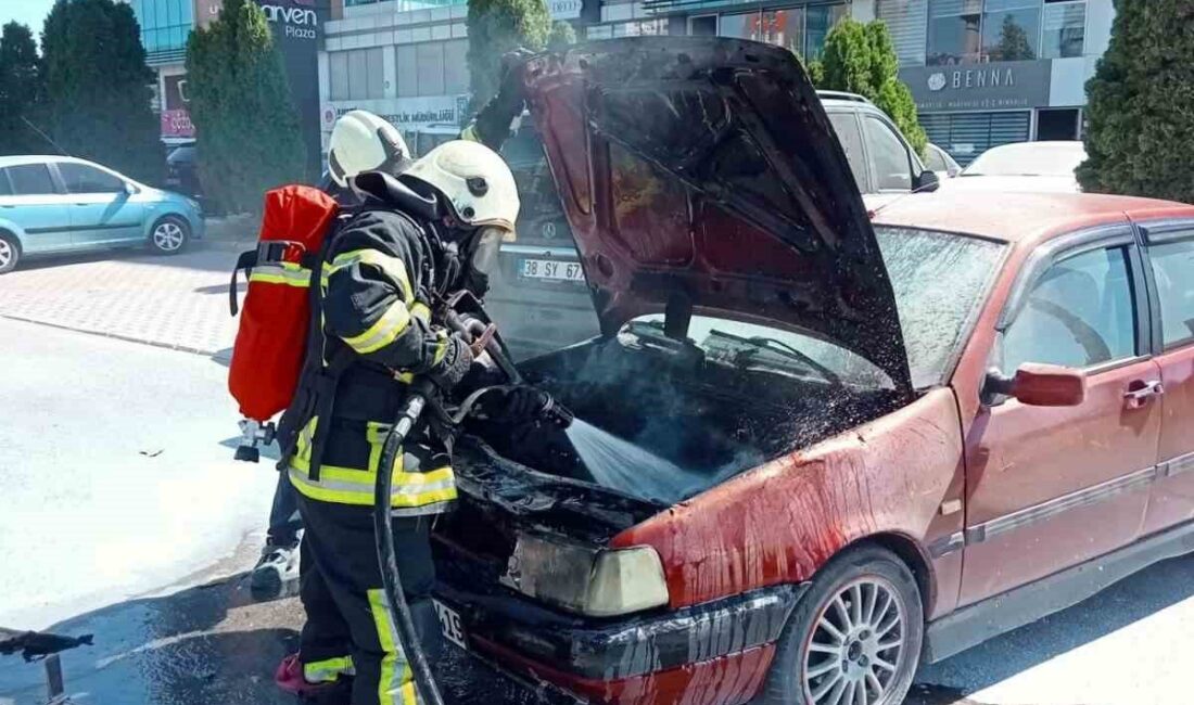Melikgazi ilçesinde, park halindeyken alev alan bir araç, itfaiye ekiplerinin