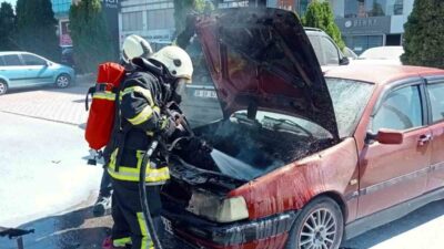 Melikgazi ilçesinde, park halindeyken alev alan bir araç, itfaiye ekiplerinin