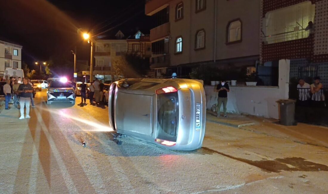 İnegöl ilçesinde meydana gelen trafik kazasında bir araç park halindeki