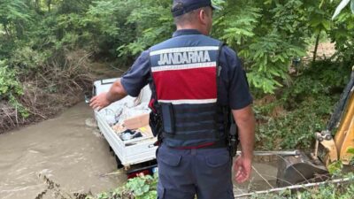 Bilecik’te, bir kamyonetin dere içinde mahsur kalmasıyla sonuçlanan olay meydana