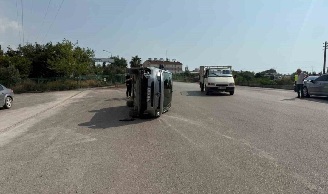 Hatay’ın Payas ilçesinde meydana gelen trafik kazasında, bir otomobilin başka