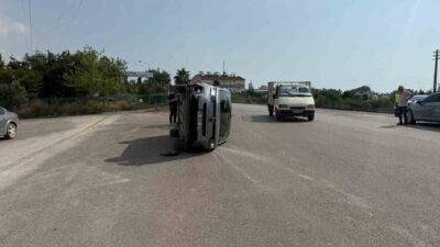 Hatay’ın Payas ilçesinde meydana gelen trafik kazasında, bir otomobilin başka