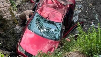 Hatay’ın Payas ilçesinde bir sürücü, direksiyon kontrolünü kaybederek uçuruma yuvarlanan