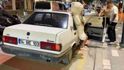 Bolu’da, gece bekçilerinin dikkatini çeken araçta arka camına asılı peluş
