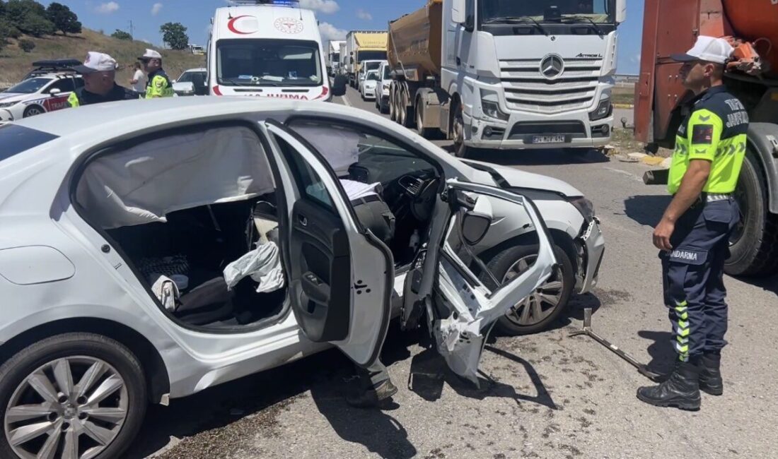Pendik’te meydana gelen trafik kazasında, otomobillerin kavşakta çarpışması sonucu 2
