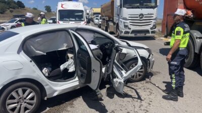 Pendik’te meydana gelen trafik kazasında, otomobillerin kavşakta çarpışması sonucu 2