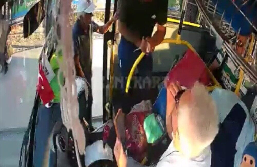 Kocaeli’de bir özel halk otobüsü şoförüyle durak konusunda anlaşmazlık yaşayan