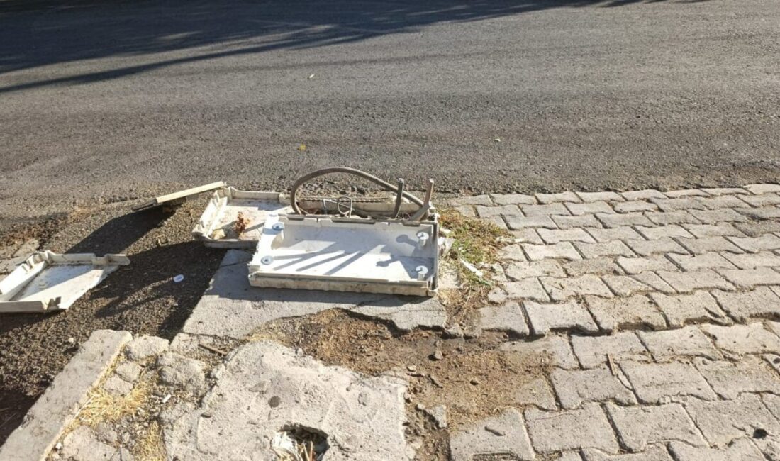 Adıyaman ilinin Kahta ilçesinde, Fatih Mahallesi Atatürk Caddesi üzerinde bulunan