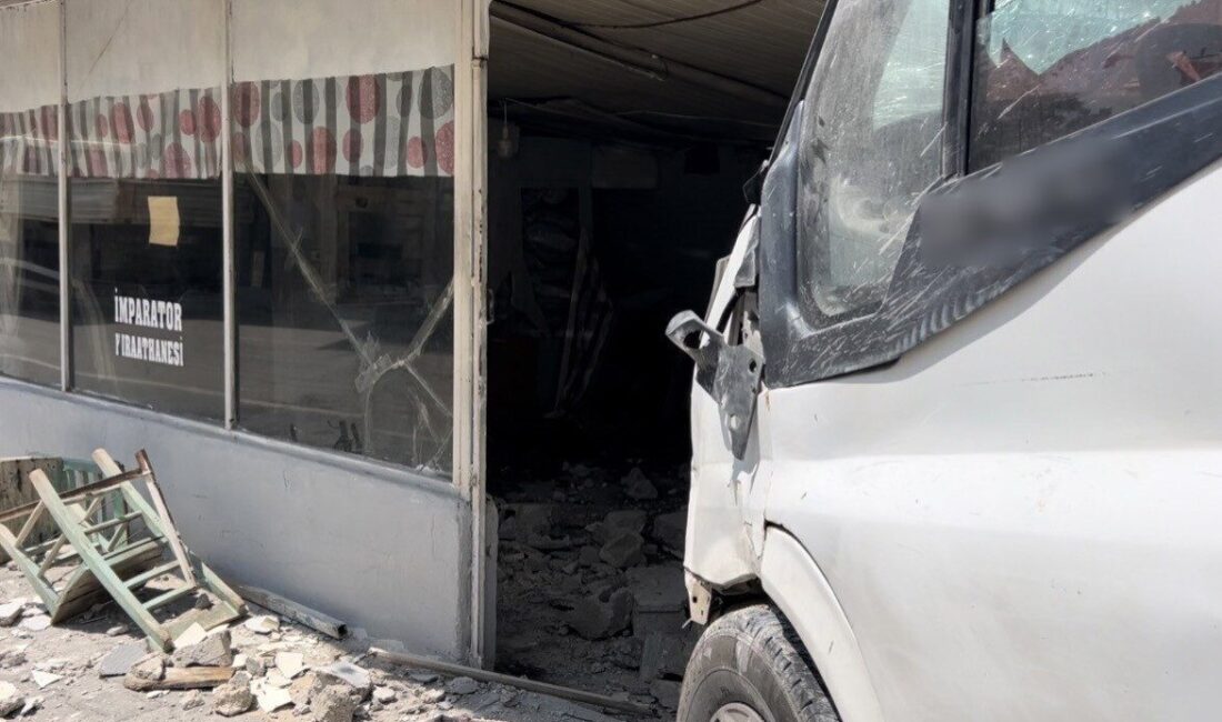 Osmaniye’nin Kadirli ilçesinde bir pikap ile bir minibüsün çarpışması sonucu