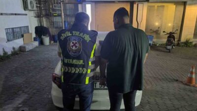 İstanbul’un Güngören ilçesinde, plakasız lüks bir araçla drift yaparak gösteri